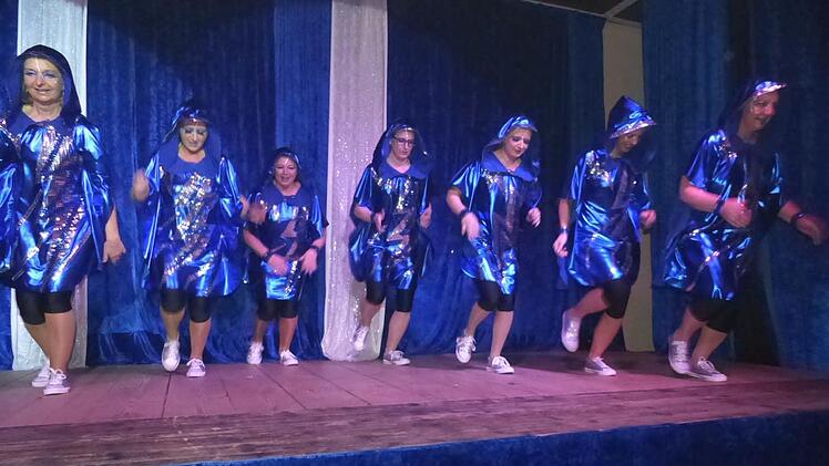 Mit ihren zauberhaften Kostümen rockten die ATS-Gymnastikdamen auf der Bühne.