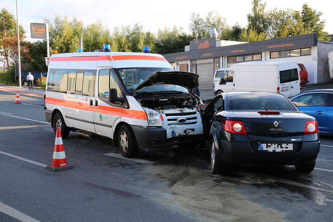 Rettungswagen und Auto stoßen in Hof zusammen