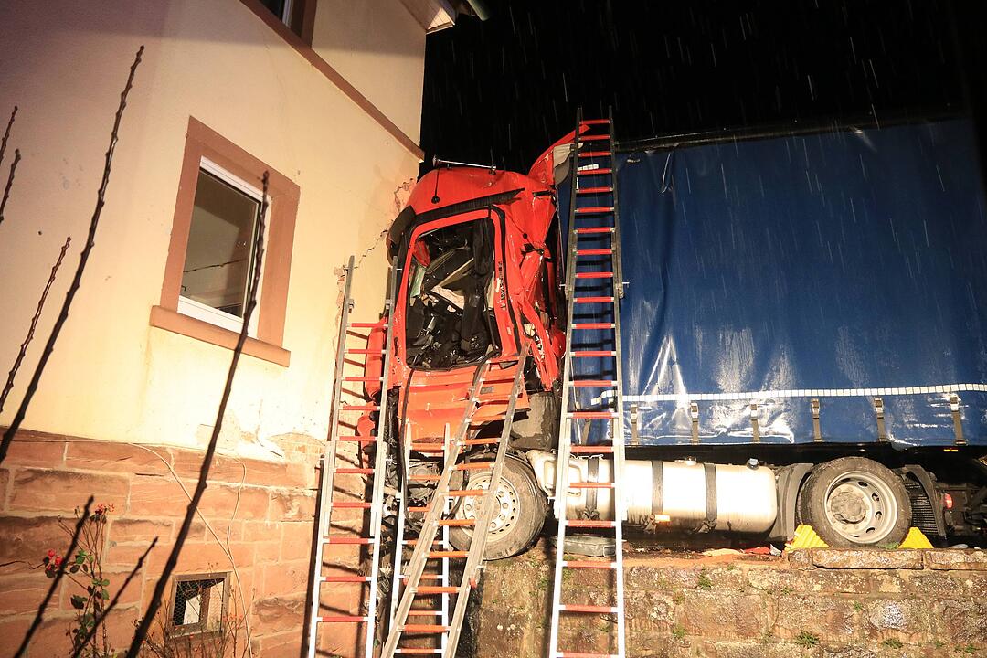 Unterfranken: Sattelzug kracht frontal in Wohnhaus - Fahrer eingeklemmt und schwer verletzt