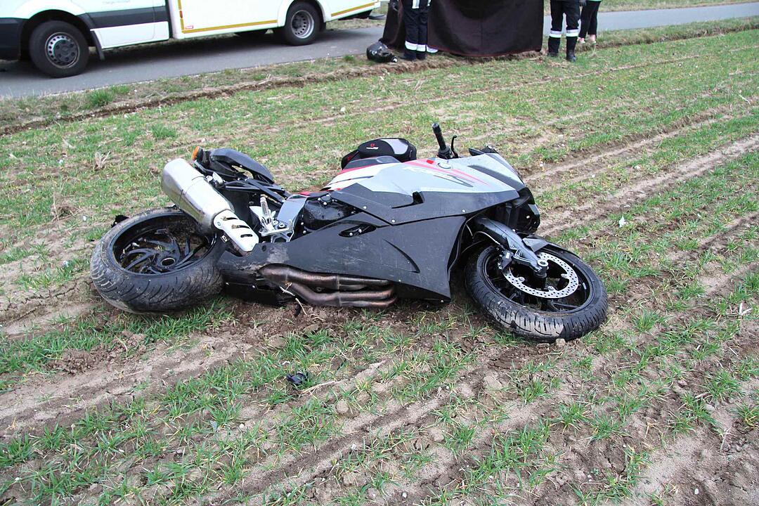 Heßdorf: Auto überholt  – 62-Jähriger Motorradfahrer stirbt