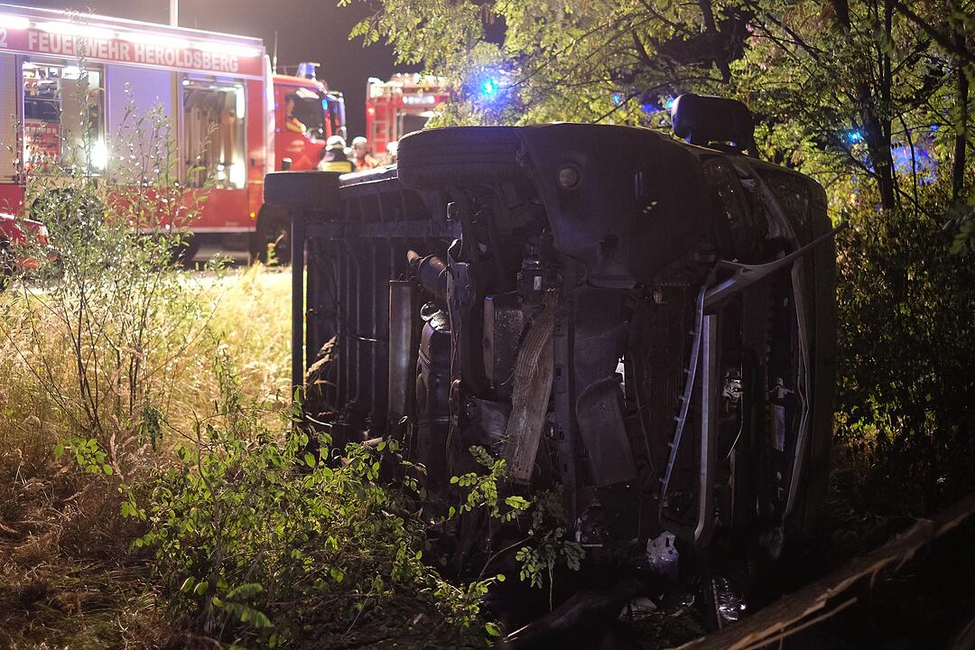 Feuerwehrleute werden zu Fußgängern auf der Autobahn - und bleiben dennoch stecken