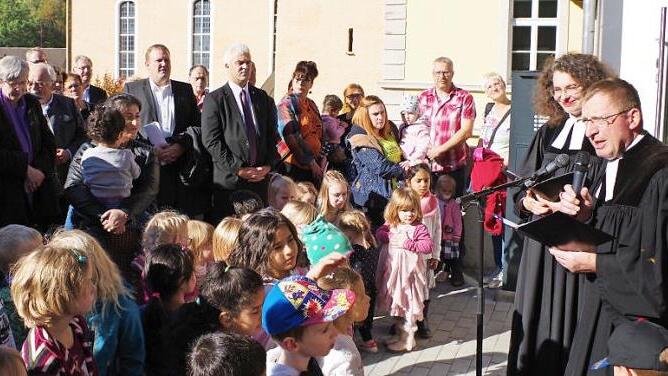 "Baumeister" Hans-Peter Göll und die Ludwigsstädter Pfarrerin Rebekka Pöhlmann bei der Einweihung des Kinderhauses.