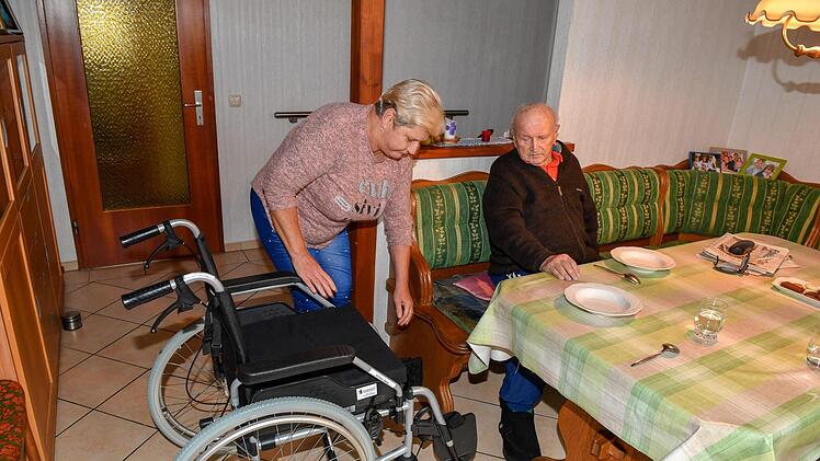 Kochen, putzen, Blutdruck messen: Barbara ist 24 Stunden am Tag für Georg Schober da. Dafür wohnt die Polin mit in der Wohnung.  Foto: Ronald Rinklef