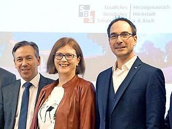 Martin Wirsching (v.l.) und Landrat Alexander Tritthart stellen die neuen Funktionen der Kollegen Gudrun Gumbrecht, Claus Gumbmann und Marc Denk vor.  Foto: Richard Sänger