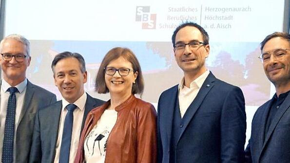 Martin Wirsching (v.l.) und Landrat Alexander Tritthart stellen die neuen Funktionen der Kollegen Gudrun Gumbrecht, Claus Gumbmann und Marc Denk vor.  Foto: Richard Sänger