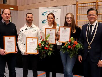 Alle Geehrten (von links) Matthias Grau, Benjamin Kempf, Nicole Daigfuß, Iris Raaber mit dem Bürgermeister. Foto: Johanna Blum