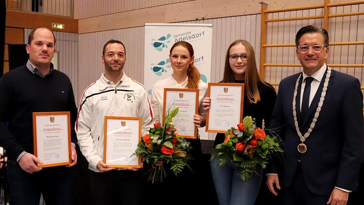 Alle Geehrten (von links) Matthias Grau, Benjamin Kempf, Nicole Daigfuß, Iris Raaber mit dem Bürgermeister. Foto: Johanna Blum