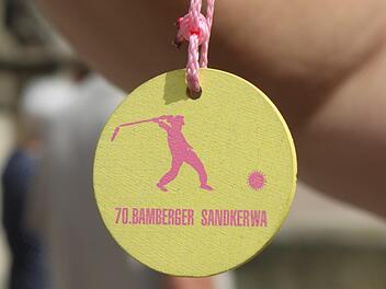 Keine Sandkerwa in Bamberg - 1000 Festabzeichen gibt es trotzdem.  Mit dem Verkauf versucht der Bürgerverein Sand die Einnahmenverluste ein wenig abzumildern. Foto: Sebastian Martin