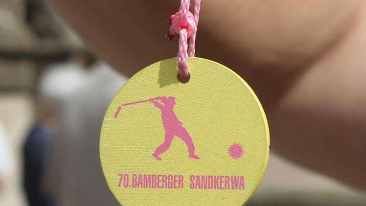 Keine Sandkerwa in Bamberg - 1000 Festabzeichen gibt es trotzdem.  Mit dem Verkauf versucht der Bürgerverein Sand die Einnahmenverluste ein wenig abzumildern. Foto: Sebastian Martin