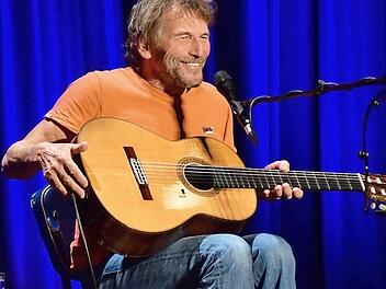 Hans Söllner bei seinem Auftritt am Sonntag in der Dr.-Stammberger-Halle Foto: Stephan Herbert Fuchs