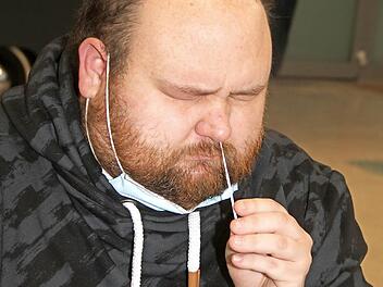 Benjamin Schoninger (31) besucht die Fachschule für Bautechnik und war am Montag zum ersten Mal wieder da. "Wir hätten noch zwei Wochen warten können, aber jetzt mache ich halt den Test", sagte er. Die nicht so angenehme Prozedur nahm er in Kauf.