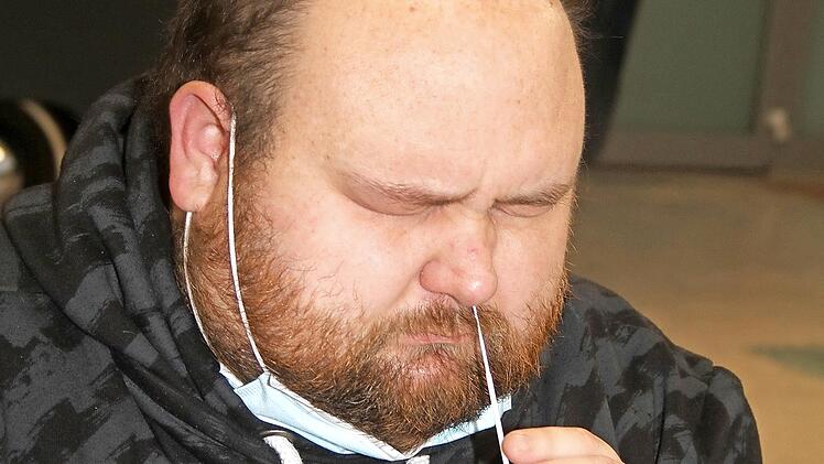 Benjamin Schoninger (31) besucht die Fachschule für Bautechnik und war am Montag zum ersten Mal wieder da. "Wir hätten noch zwei Wochen warten können, aber jetzt mache ich halt den Test", sagte er. Die nicht so angenehme Prozedur nahm er in Kauf.