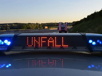 Ein Transporter ist auf der A73 bei Bamberg-S&uuml;d auf ein Auto aufgefahren.