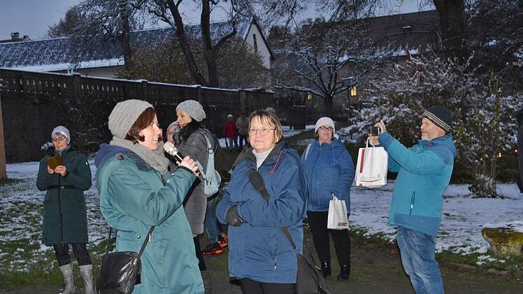 Gemeindereferentin Maria Krines begrüßt Margarete Meißner vom Caritas-Diözesanverband zum "Lichtermeer" am Samstagabend in Maria Bildhausen. Foto: Hanns Friedrich