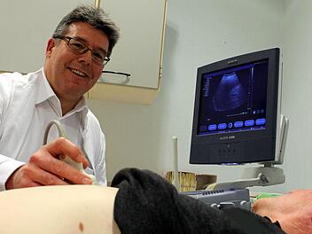 Dass die Patienten Vertrauen zu ihrem behandelnden Arzt gewinnen, ist Dr. Harald Straßburger ganz wichtig. Auch beim Ultraschall können auf diese Weise Ängste beseitigt werden.  Foto: Pfannes