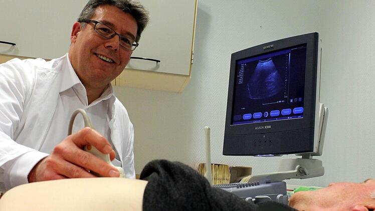 Dass die Patienten Vertrauen zu ihrem behandelnden Arzt gewinnen, ist Dr. Harald Straßburger ganz wichtig. Auch beim Ultraschall können auf diese Weise Ängste beseitigt werden.  Foto: Pfannes