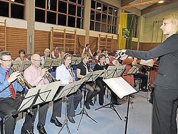 Christine Pölloth dirigiert das neue Erwachsenen-Orchester "Nachschlag". Foto: Roland Meister