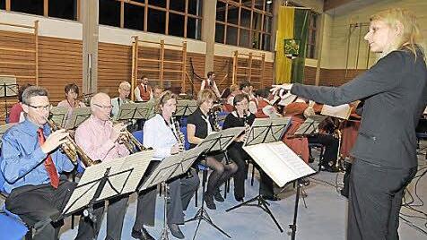 Christine Pölloth dirigiert das neue Erwachsenen-Orchester "Nachschlag". Foto: Roland Meister