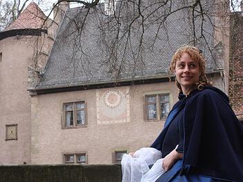 Gräfin Louise von Luxburg alias Beatrice Rose-Ebel verrät den Besuchern einige Geheimnisse.  Fotos: Robert Huger