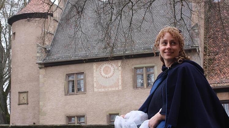 Gräfin Louise von Luxburg alias Beatrice Rose-Ebel verrät den Besuchern einige Geheimnisse.  Fotos: Robert Huger