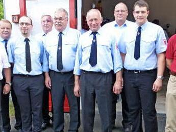 Manuel Popp und Heiko Hübner sind die neuen Kommandanten der Feuerwehr Eppenreuth. Sie lösen die langjährigen Führungskräfte Karlheinz Fischer und Wieland Oelschlegel ab. Von links: Bürgermeister Werner Burger, Karl Schott, Heiko Hübner, Rudi Kemnitzer, Wieland Oelschlegel, Karlheinz Fischer, Stefan Härtlein, Manuel Popp und Hans Hofmann. Foto: Klaus-Peter Wulf