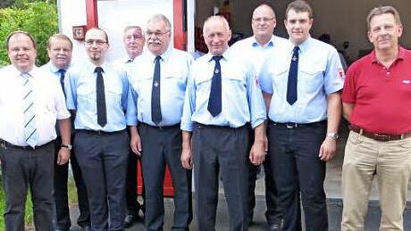 Manuel Popp und Heiko Hübner sind die neuen Kommandanten der Feuerwehr Eppenreuth. Sie lösen die langjährigen Führungskräfte Karlheinz Fischer und Wieland Oelschlegel ab. Von links: Bürgermeister Werner Burger, Karl Schott, Heiko Hübner, Rudi Kemnitzer, Wieland Oelschlegel, Karlheinz Fischer, Stefan Härtlein, Manuel Popp und Hans Hofmann. Foto: Klaus-Peter Wulf