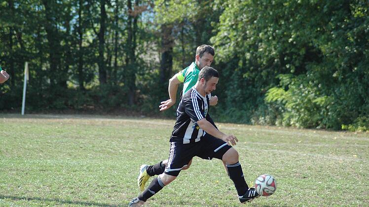 Szene aus dem Spiel der SG Albertshausen (in Schwarz-weiß) gegen die SG Oberbach (2:1). Foto: Sebastian Schmitt