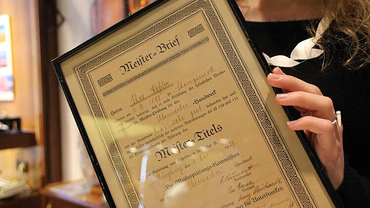 Tradition und Nachwuchs: Sabrina Kessler zeigt den Meisterbrief ihres Großvaters. Foto: Benedikt Borst