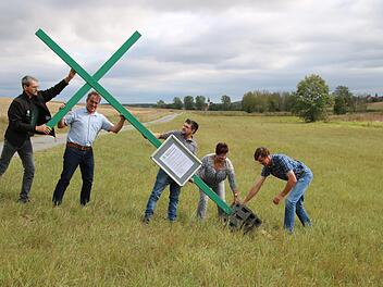 Georg Scheuring, Edgar Thomas, Andreas Schlembach, Ursula Fiedler und Roland Bieberich errichten ein grünes Kreuz nahe Kleinwenkheim. Im Landkreis entstehen immer mehr grüne Kreuze, die Mahnaktion der Landwirte läuft in ganz Deutschland. Thomas Malz