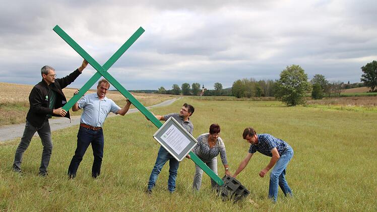 Georg Scheuring, Edgar Thomas, Andreas Schlembach, Ursula Fiedler und Roland Bieberich errichten ein grünes Kreuz nahe Kleinwenkheim. Im Landkreis entstehen immer mehr grüne Kreuze, die Mahnaktion der Landwirte läuft in ganz Deutschland. Thomas Malz