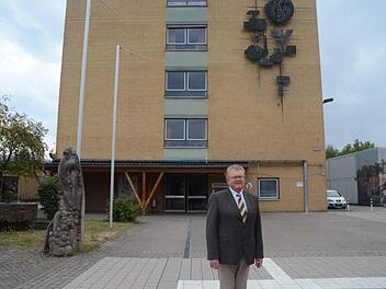 Die Leitung der Berufsschule Kronach, allen voran Schulleiter Rudi Schirmer (Bild vor der Berufsschule), hat für die anstehenden Planungen zur Generalsanierung bereits viel Vorarbeit geleistet, wofür Landrat Klaus Löffler ausdrücklich dankte.  Foto: K.- H. Hofmann