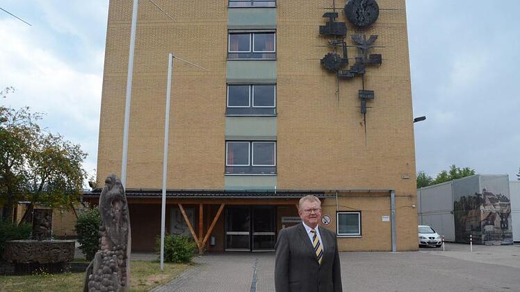 Die Leitung der Berufsschule Kronach, allen voran Schulleiter Rudi Schirmer (Bild vor der Berufsschule), hat für die anstehenden Planungen zur Generalsanierung bereits viel Vorarbeit geleistet, wofür Landrat Klaus Löffler ausdrücklich dankte.  Foto: K.- H. Hofmann