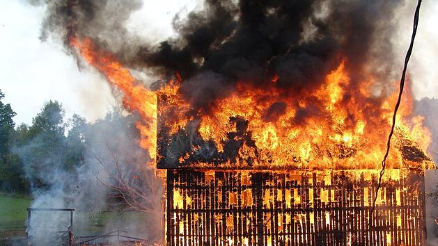 In Geldersheim hat eine Scheune gebrannt. Der Landwirt griff beherzt ein und rettete die Tiere.
