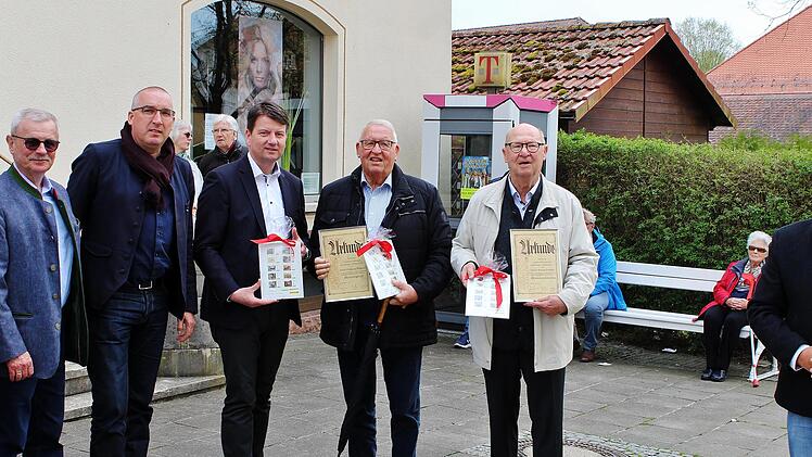 Vereinsvorsitzender Thomas Leiner  (rechts) begrüßt die Ehrengäste (von links): Stellvertretenden Landrat Gotthard Schlereth, Bad Bocklets Bürgermeister Andreas Sandwall,  Staatssekretär Sandro Kirchner, Ehrenmitglied Wolfgang Wimmel sowie den Ehrenvorsitzenden Werner Scheller.
