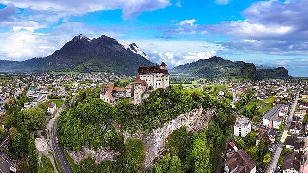Die Burg Gutenberg ist eine hochmittelalterliche Burg in Balzers, der südlichsten Gemeinde Liechtensteins. beautiful medieval castles of Europe - impressive Gutenberg in Liechtenstein, border with Switzerland, surrounded by Alps mountains, aerial view