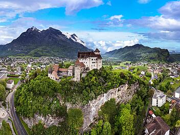 Die Burg Gutenberg ist eine hochmittelalterliche Burg in Balzers, der südlichsten Gemeinde Liechtensteins. beautiful medieval castles of Europe - impressive Gutenberg in Liechtenstein, border with Switzerland, surrounded by Alps mountains, aerial view