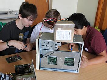 Fabian, Hagen und Ralph (von links) testen ihr Können am Computer. Foto: may