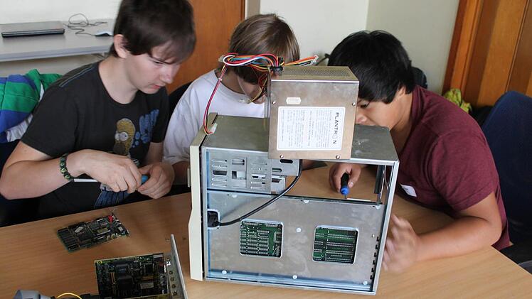Fabian, Hagen und Ralph (von links) testen ihr Können am Computer. Foto: may