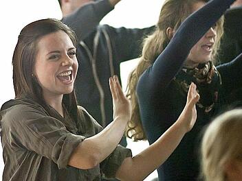 Mitreißenden Schwung demonstriert der Chor des Coburg-Musicals schon bei der Probenarbeit.Fotos: Jochen Berger