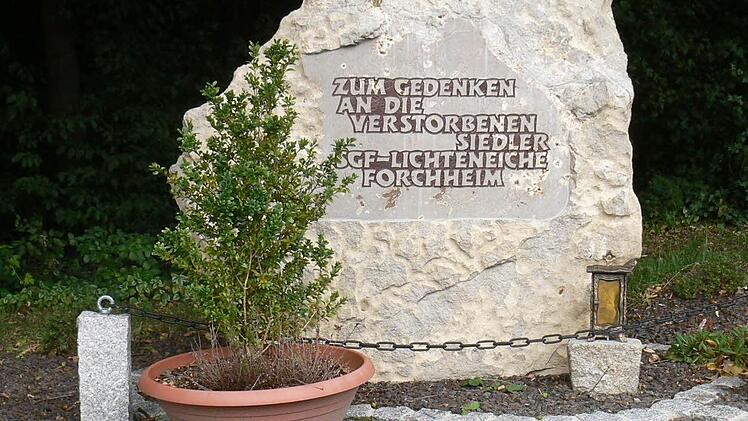 2010 errichtete die Siedlergemeinschaft Lichteneiche zum Gedenken für ihre toten Mitglieder einen Gedenkstein. Foto: Franze