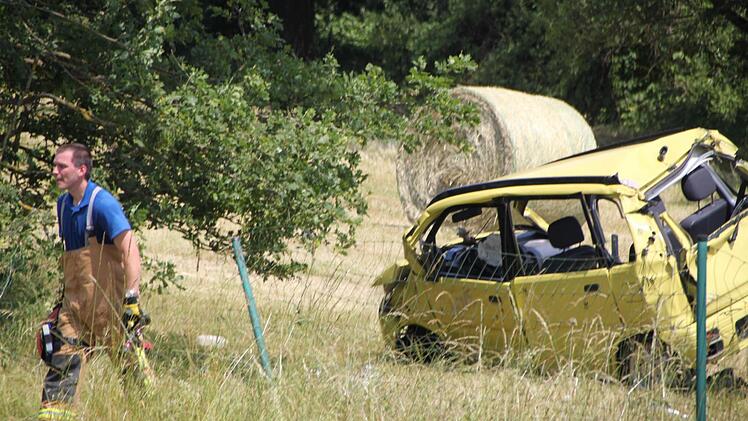 Ein Frau und ihr Enkel verletzten sich am Dienstag schwer, als dieser Kleinwagen von der A73 abkam und sich zwei Mal überschlug. Foto: Roepert