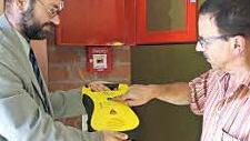 Der Defibrillator-Beauftragte der Berufsschule, Jürgen Fövenyi, erhält von Benno Ruhs, Ansprechpartner der Firma FRC-Medizintechnik, eine Einweisung in das Gerät.  Foto: Heike Schülein