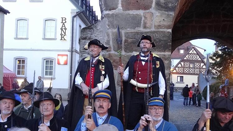 Zu abendlicher Stunde" stellten sich die Türmer und Nachtwächter am Grauturm vor und entführten die Besucher dann zu einem Nachtspaziergang.