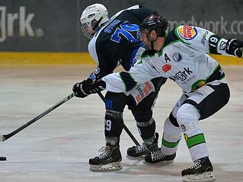 Daniel Jun (re.) und die Höchstadt Alligators besiegten nach dem HC Landsberg am Freitag nun auch die Wanderers Germering und fügten den Gastgebern beim 5:2 die achte Pleite in Folge zu.  Foto: Picturedreams