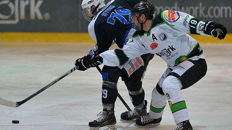 Daniel Jun (re.) und die Höchstadt Alligators besiegten nach dem HC Landsberg am Freitag nun auch die Wanderers Germering und fügten den Gastgebern beim 5:2 die achte Pleite in Folge zu.  Foto: Picturedreams