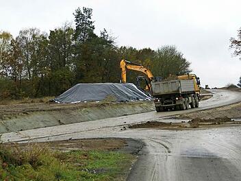 Hier wird gebaut: Für 1,8 Millionen Euro wird derzeit die 2,2 Kilometer lange Kreisstraße Trossenfurt-Hummelmarter erneuert. Foto: Sabine Weinbeer