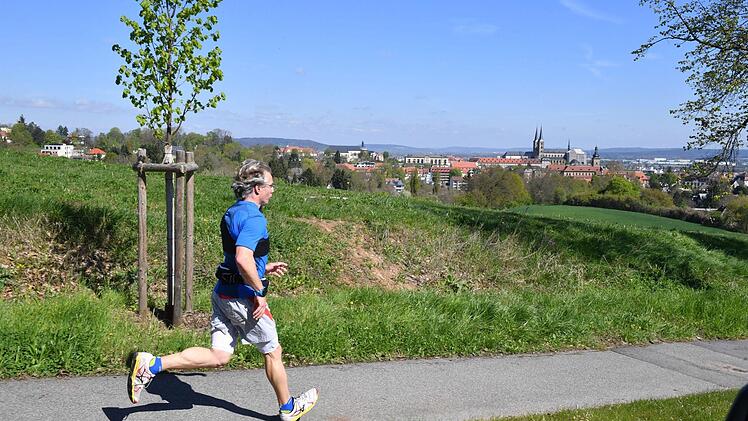 Beeindruckender Blick über Bamberg bietet sich den Läufern nach der Altenburg. Es folgen noch große Teile der Strecke. Foto: Ronald Rinklef