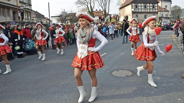 Blick auf den großen Gaudiwurm durchs Bierdorf 2014 Foto: Archiv Hofmann