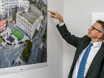 Professor Stephan Clemens (links) und Matthias Kaiser stellten dem Wirtschaftsausschuss des Kreistags die Planungen für die in Kulmbach vorgesehene 7. Fakultät der Universität Bayreuth vor.  Foto: Archiv/Tina Endres