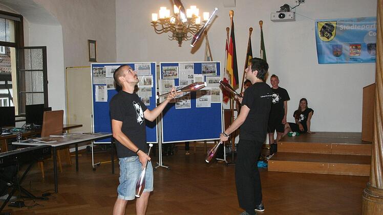 Die Akteure von "Jongcolade" begeisterten die G&auml;ste des Festaktes zum 30. Gr&uuml;ndungstag des Partnerschaftsverein Coburg mit ihren K&uuml;nsten.  Foto: Martin Rebhan